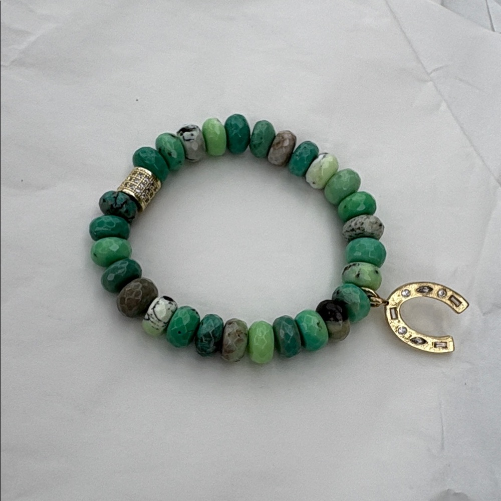 Chic Green Beaded Bracelet with Gold Horseshoe Charm - Picture 3 of 3